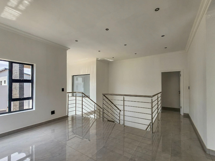 To Let 5 Bedroom Property for Rent in Melodie North West